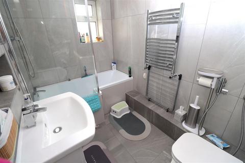 5 Allingham Close, London, W7 1NA