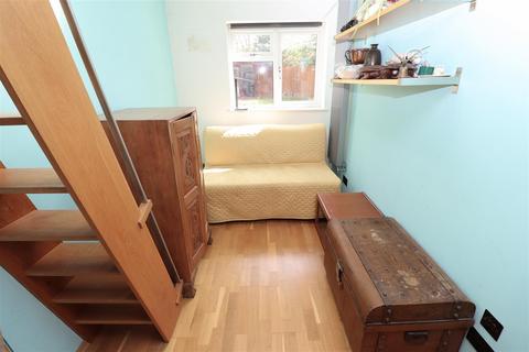 5 Allingham Close, London, W7 1NA