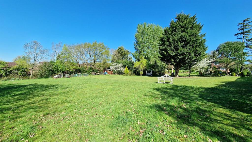 GARDEN TO HOUSE DISTANT.jpg