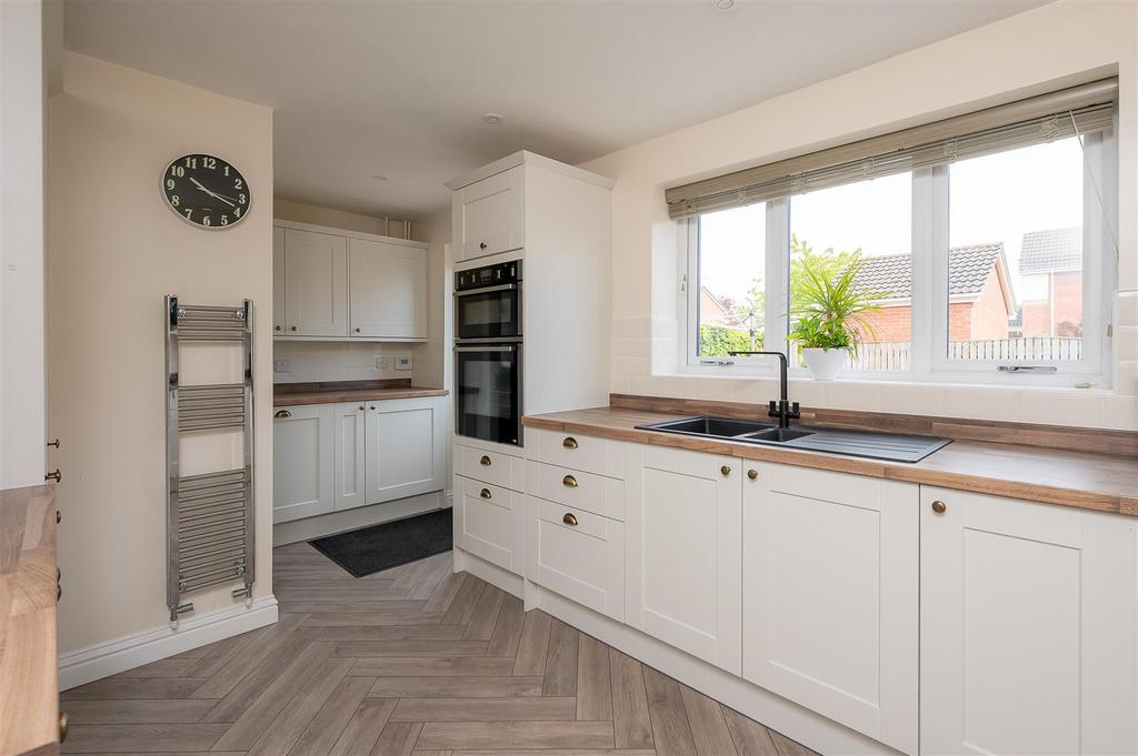 15 Whiterose drive-14.jpg