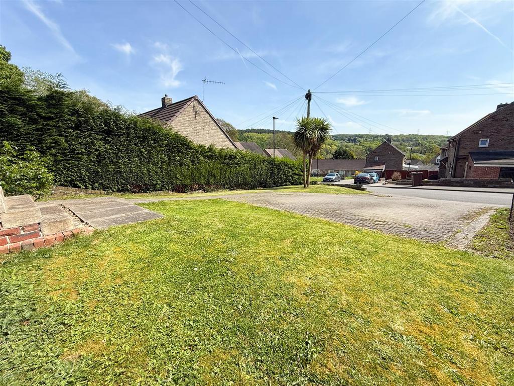 Front garden and driveway