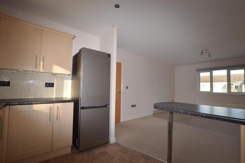 2 bedroom apartment to rent, Lodge Road, Thackley, Bradford