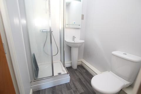 2 bedroom apartment to rent, Lodge Road, Thackley, Bradford