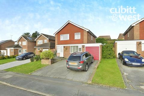 4 bedroom detached house to rent, Merlin Way, East Grinstead, RH19