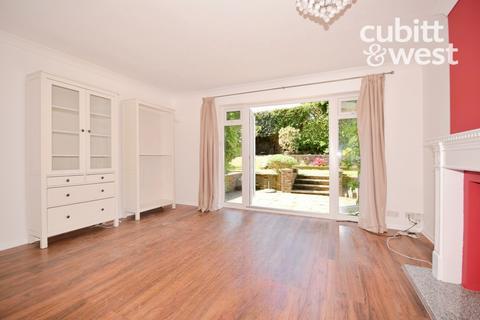 4 bedroom detached house to rent, Merlin Way, East Grinstead, RH19