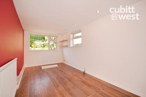 4 bedroom detached house to rent, Merlin Way, East Grinstead, RH19
