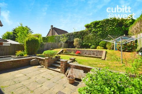 4 bedroom detached house to rent, Merlin Way, East Grinstead, RH19