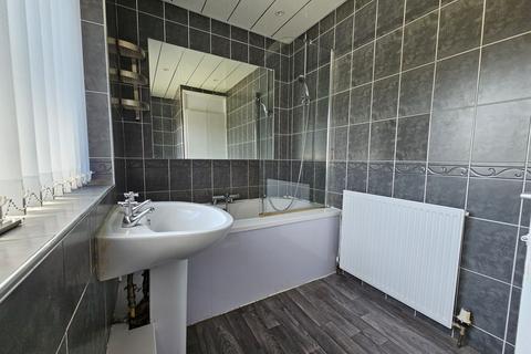2 bedroom end of terrace house to rent, Sutherland Road, Heywood, OL10 3PZ