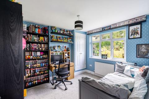 35 Newstead Rise, Caterham, CR3 6RS