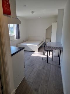 Studio to rent, Newport Road, Cardiff CF24