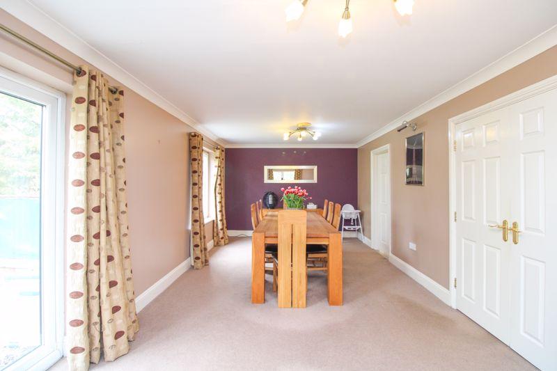 Lounge/Dining Area