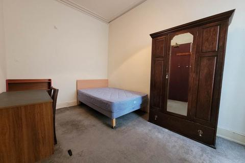 4 bedroom flat to rent, 105A 1/1 Nethergate, ,