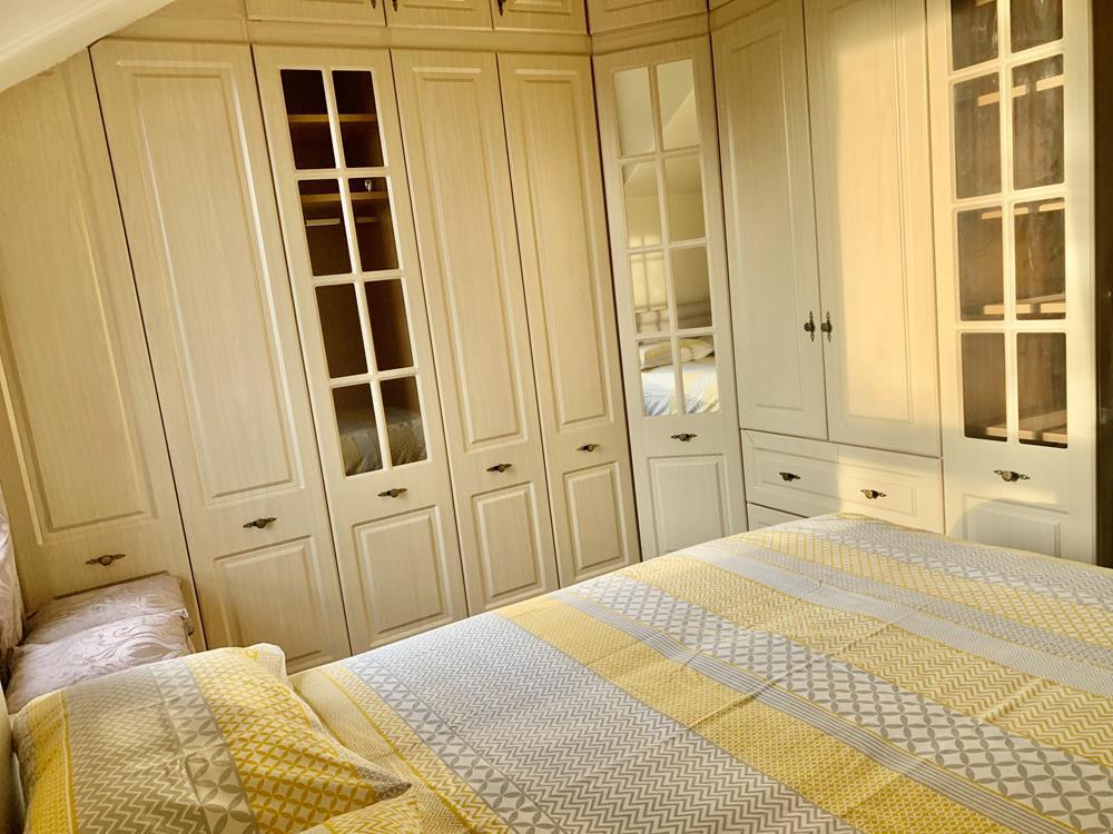 Bedroom 1 photograph 2