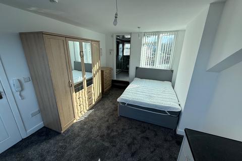 1 bedroom in a house share to rent, Room 5, 10a Abbey Road, Smethwick
