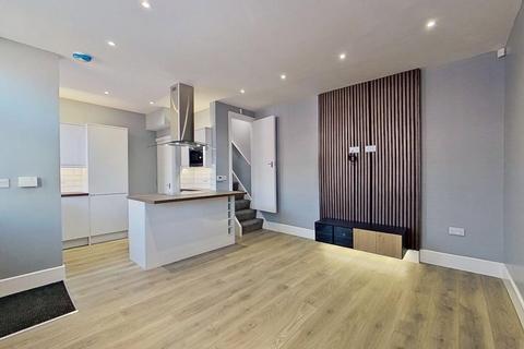 2 bedroom house to rent - Woodville Crescent, Horsforth, LEEDS