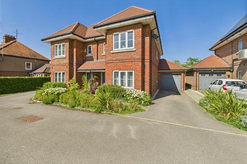 2 Akeman Row, Weston Turville, Aylesbury, HP22 5GN