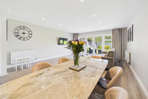 2 Akeman Row, Weston Turville, Aylesbury, HP22 5GN