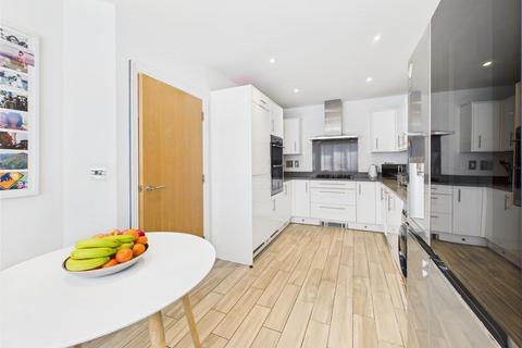 2 Akeman Row, Weston Turville, Aylesbury, HP22 5GN