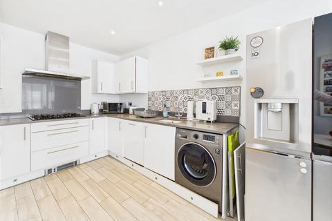 2 Akeman Row, Weston Turville, Aylesbury, HP22 5GN