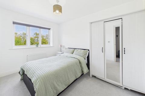 2 Akeman Row, Weston Turville, Aylesbury, HP22 5GN