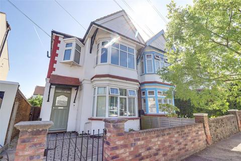 3 bedroom flat for sale, Lord Roberts Avenue, Leigh on Sea SS9