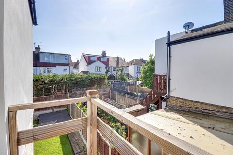 3 bedroom flat for sale, Lord Roberts Avenue, Leigh on Sea SS9