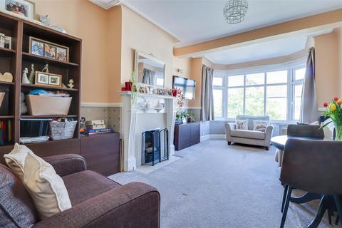 3 bedroom flat for sale, Lord Roberts Avenue, Leigh on Sea SS9