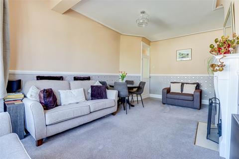 3 bedroom flat for sale, Lord Roberts Avenue, Leigh on Sea SS9
