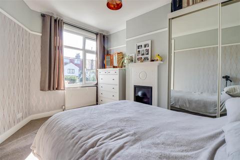 3 bedroom flat for sale, Lord Roberts Avenue, Leigh on Sea SS9