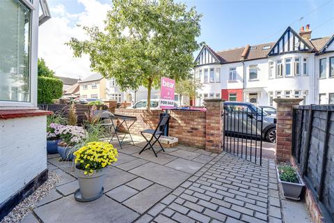 3 bedroom flat for sale, Lord Roberts Avenue, Leigh on Sea SS9