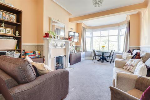 3 bedroom flat for sale, Lord Roberts Avenue, Leigh on Sea SS9