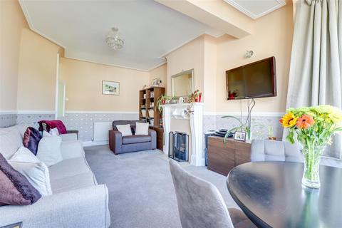 3 bedroom flat for sale, Lord Roberts Avenue, Leigh on Sea SS9