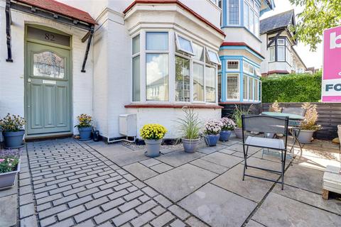 3 bedroom flat for sale, Lord Roberts Avenue, Leigh on Sea SS9