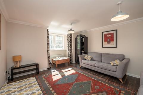 9/3 Tower Street, Edinburgh, EH6 7BX