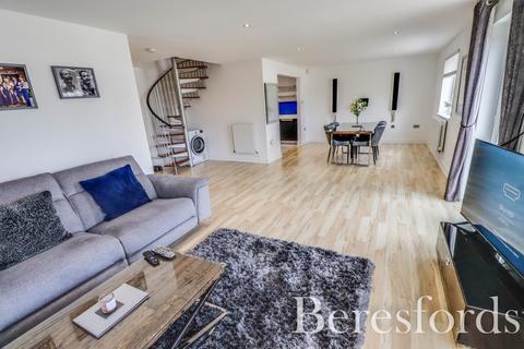 2 bedroom duplex for sale, Lynmouth Gardens, Chelmsford, CM2