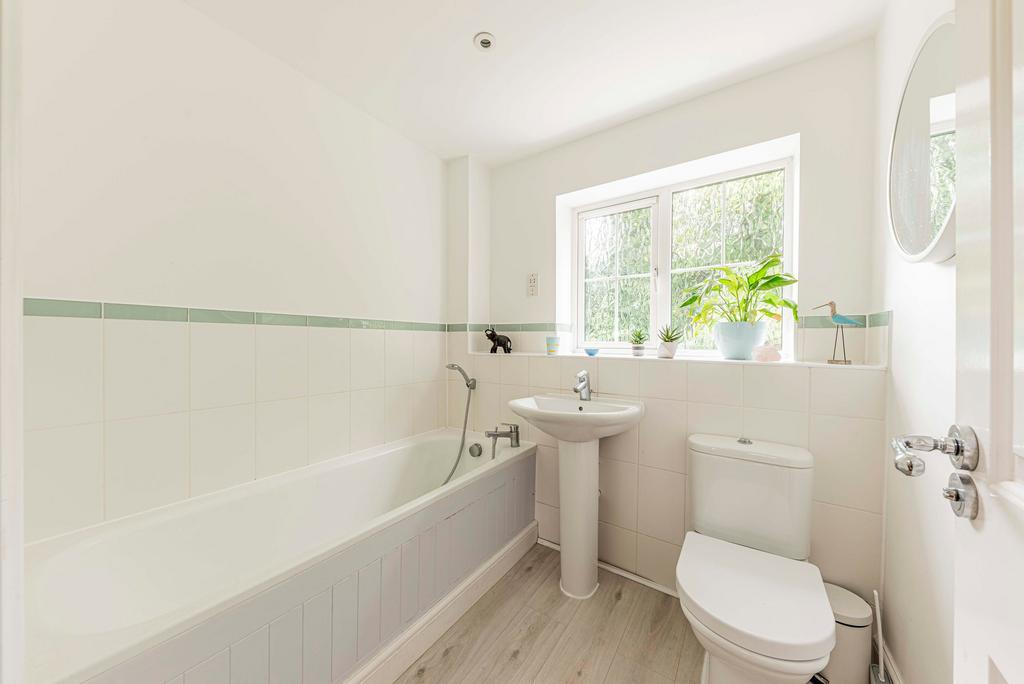 Bathroom W.C (1)