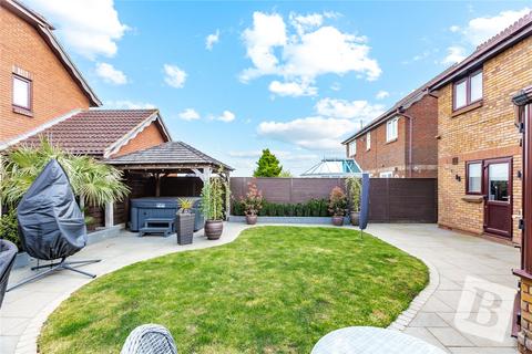 4 bedroom detached house for sale, Holme Walk, Wickford, Essex, SS12