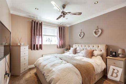 4 bedroom detached house for sale, Holme Walk, Wickford, Essex, SS12