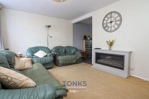 32 Berkeley Drive, Kingswinford, DY6 9DT