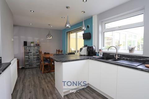32 Berkeley Drive, Kingswinford, DY6 9DT