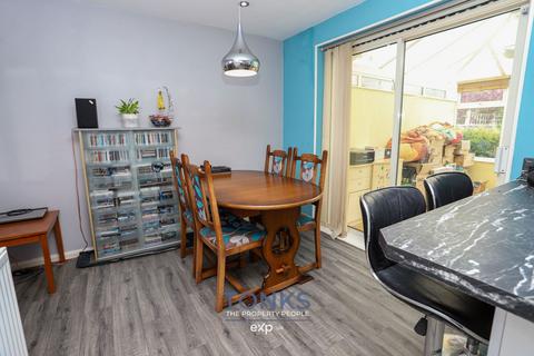 32 Berkeley Drive, Kingswinford, DY6 9DT