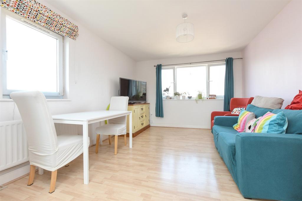 Lounge/Dining Area