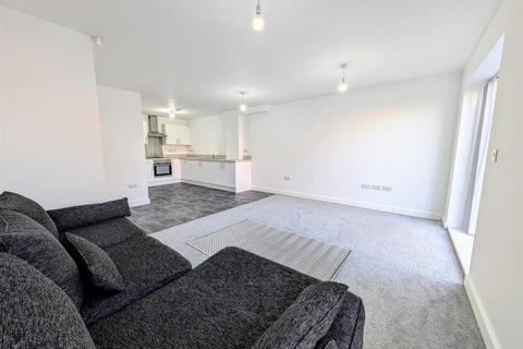 4 bedroom semi-detached house to rent, Darmonds Green Avenue, Liverpool