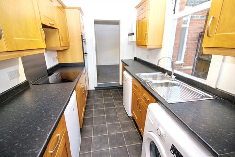 2 bedroom semi-detached house to rent, Beehive Lane, Chelmsford