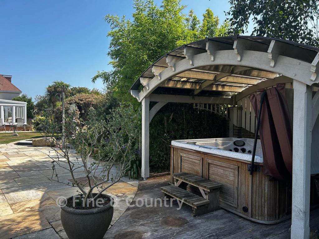 External Feature / Hot Tub*