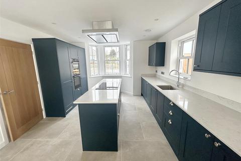 5 bedroom detached house to rent, Falmouth Road, Helston