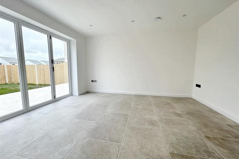 5 bedroom detached house to rent, Falmouth Road, Helston