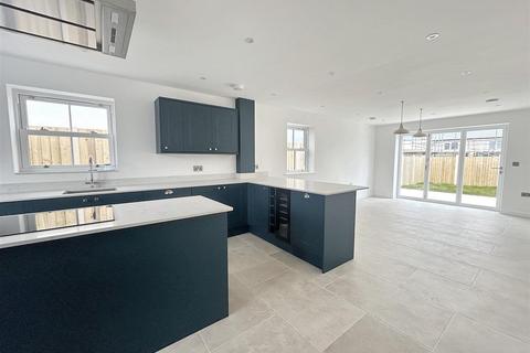 5 bedroom detached house to rent, Falmouth Road, Helston