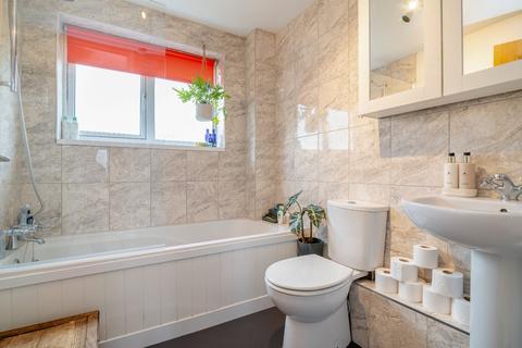 90 Alexander Drive, Cirencester, GL7 1UJ