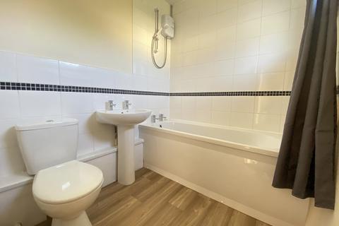 2 bedroom flat to rent, West Cross, Kenilworth